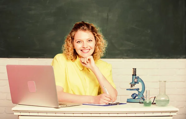 Biotechnologisch onderzoeksconcept. Gelukkige student met microscoop en beker. aantekeningen maken over chemische onderzoeksresultaten. wetenschapper op school lab. biologie experimenteel onderzoek — Stockfoto