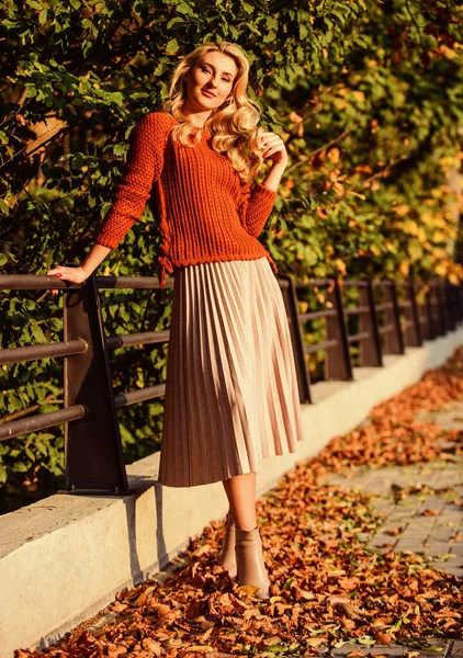 Moda de queda. Adorável senhora desfrutar de outono ensolarado. Roupas elegantes. Menina linda loira. Femininidade e ternura. Mulher caminhando no parque de outono. Moda saia plissada tendência. Outono roupa elegante — Fotografia de Stock