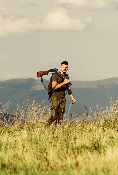 Voor een betere morgen. soldaat in het veld. veelhoek. Gespierde man met wapen. doel en succes. Man klaar om te vuren. Jager hobby. Legertroepen. sluipschutter bereik doel. militaire stijl. man in camouflage — Stockfoto