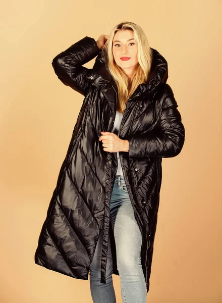 Újra feketében. A lány élvezi a fényes kabátot csuklyával. Meleg kabát. Kényelmes alsó kabát. Megtalálni a megfelelő téli kabát elengedhetetlen élvezetes téli szezonban. Gyönyörű, divatos szőke. — Stock Fotó
