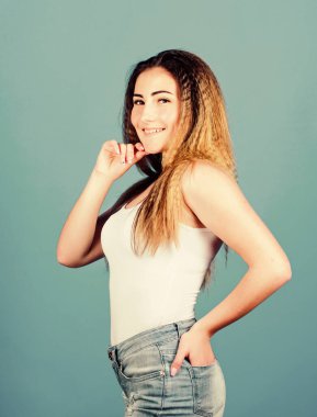 Ekstra hacim. Styling kozmetik ürünü. Sakat saç stilleri. Mavi arka planda kadın saç stili. Saç şekillendirme metodu dalgalı hale gelir. Moda modeli. Kuaför salonu. Hasarlı saç