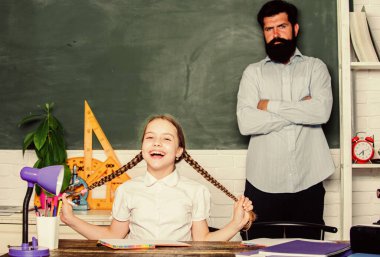 Babamla evde eğitim. Çalışmana yardım edecek bir arkadaş bul. Özel ders. Pedagog yetenekleri. Öğretmen ve liseli kız. Daha fazlasını başarmak için birlikte çalışın. Sakallı pedagog. Yetenekli pedagog