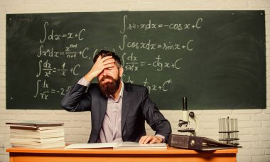 Bıktım artık. Sınıfta çaresiz bir öğretmen var. Daha iyisi için umut yok. Yorgun ve bitkin. Aptal öğrencilere ders vermek. Zor bir iş. Duygusal çöküntü. Öğretmenim, vazgeçin. İşinden nefret ediyor. Öğretmen olgun adam.
