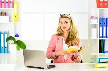 Harika bir iş. Modern hayat. Modern bir iş yerinde çalışan bir kadın. Evdeki dijital cihazla iletişim kurmak. Halkla ilişkiler. İş kadını iş yerinde dizüstü bilgisayarda daktilo kullanıyor. Kendine güvenen iş uzmanı