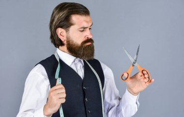 Resmi ve ofis tarzı. Mezura ve makasla terzi. Adam terzilik yapıyor. Vahşi adam moda tasarımcısı. Erkekler için tasarım yapan bir adam. Başarılı sartor çalışmaya hazır. Yeterince iyi mi?