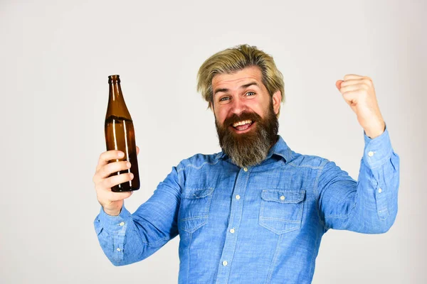 Hombre feliz mantenga botella de vidrio lleno en la mano. Hombre sosteniendo una botella de cerveza. descanso hipster en el pub. Amante de los deportes anímate. hombre maduro sosteniendo botella de vidrio de cerveza. cerveza embotellada artesanal hipster borracho — Foto de Stock