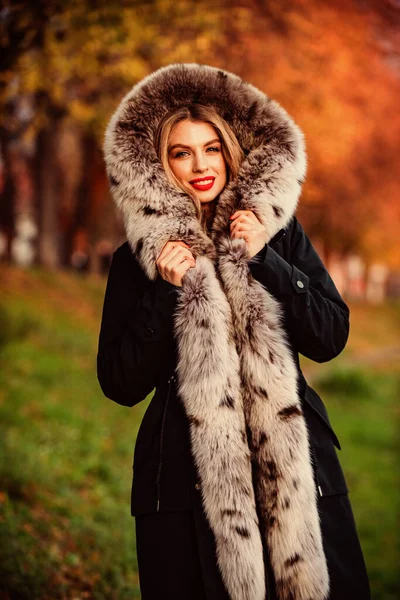 자신감 넘치는 아름다움. 겨울 패션 트렌드. 섹시 한 여자붉은 입술은 모피 재킷을 입고 있다. 모피 코트를 입은 우아 한 사업가. 매력적 인 면을 보여 주 세요. 차가운 산책을 위해 밖으로 나가라. 아늑 한 가을 옷 — 스톡 사진