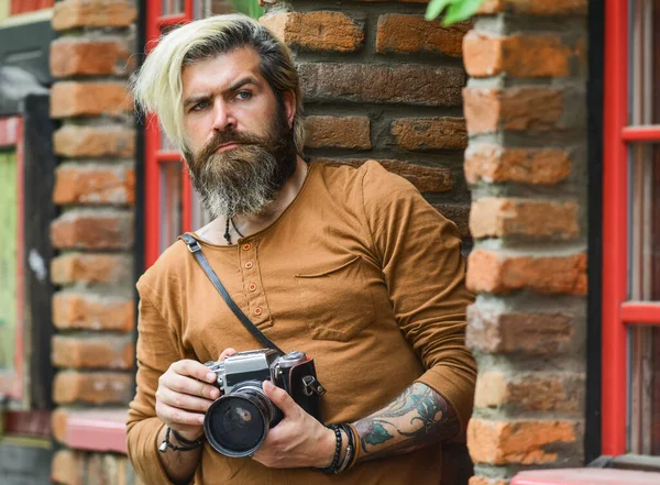 Recherche d'inspiration. homme hipster avec barbe utiliser un appareil photo professionnel. photographe appareil photo rétro. journaliste est ma carrière. journaliste faire une photo. Caméra vintage. capturer ces souvenirs. Appareil photo reflex — Photo