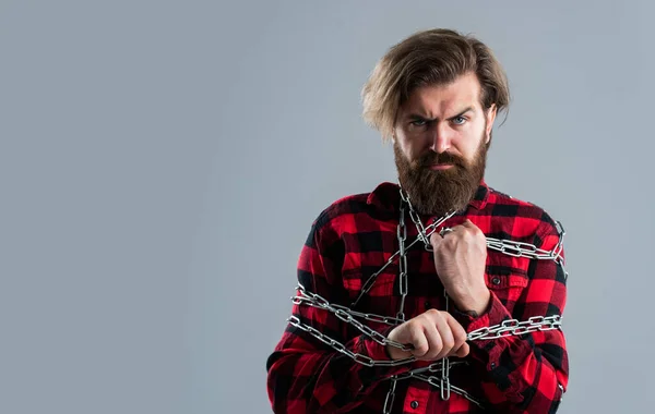 Sehr eng. begriffliches Symbol der Freiheit. Männermode. starker Mann mit Ketten. Problemlösung. Mann in Gefangenschaft. Konzept anwendbar für Unternehmen. Mann reißt schwere Stahlkette mit Händen Kopierraum — Stockfoto