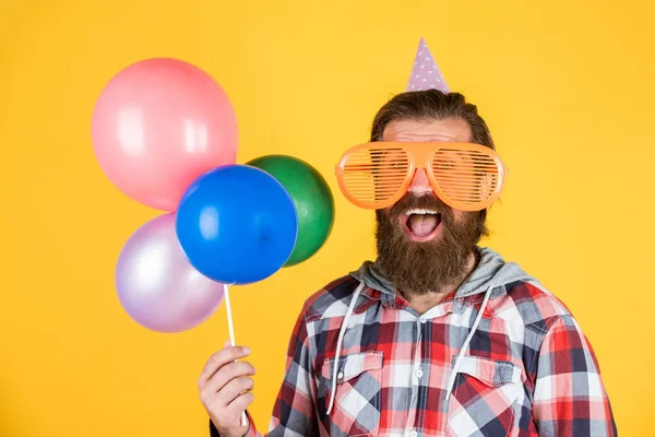 Bonito color. Un hombre con gafas de fiesta sostiene globos. celebración de vacaciones. Feliz cumpleaños a ti. fiesta corporativa celebrar. Hola verano. fiesta de verano. sentir la felicidad. hombre feliz con barba —  Fotos de Stock