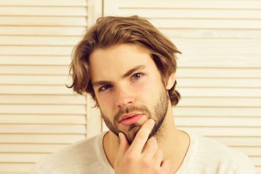 Sakallı ve ciddi yüzlü maço.