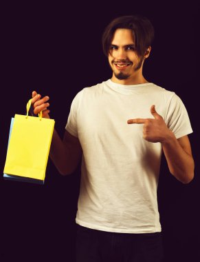 Gülümseyen yakışıklı sakallı adam