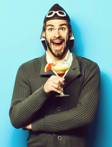 Bearded pilot with cocktail in glass — Stock Photo, Image