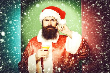 Ciddi sakallı Noel Baba adam.