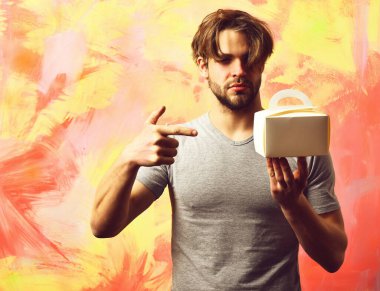 Kafkas sakallı seksi maço adam yemek kutusu tutuyor.