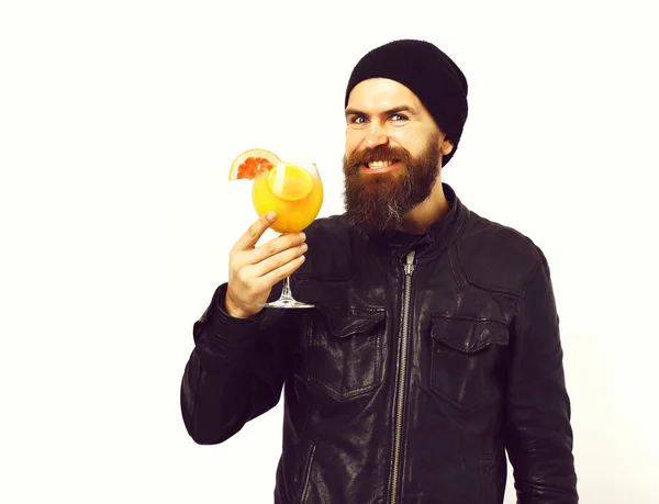 Brutale blanke hipster met alcoholische drank of verse cocktail — Stockfoto