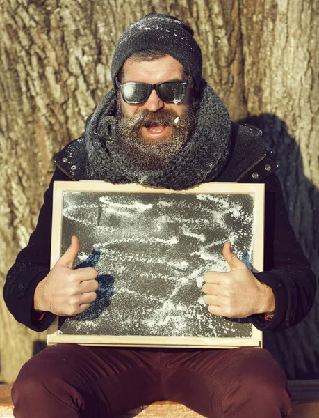 Vinter skäggig man med ombord — Stockfoto