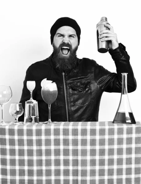 Hipster en glazen van alcoholhoudende dranken, cocktails, schotels of shakers — Stockfoto