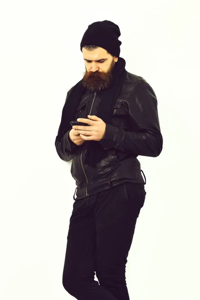 Barbudo brutal caucasiano hipster segurando celular — Fotografia de Stock