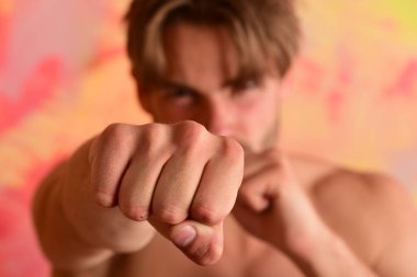 Renkli arka planda yüzü bulanık bir adam.