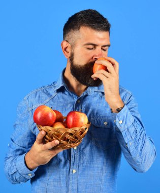 Rüya gibi yüzlü çiftçi kırmızı elma kokuyor.