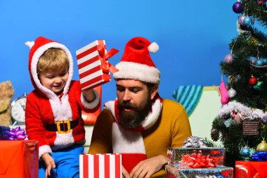 Noel ailesi hediyeleri mavi arka planda açar