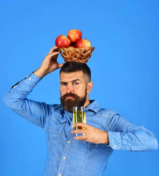 Άντρας με γενειάδα κρατά μπολ με φρούτα και χυμό — Φωτογραφία Αρχείου