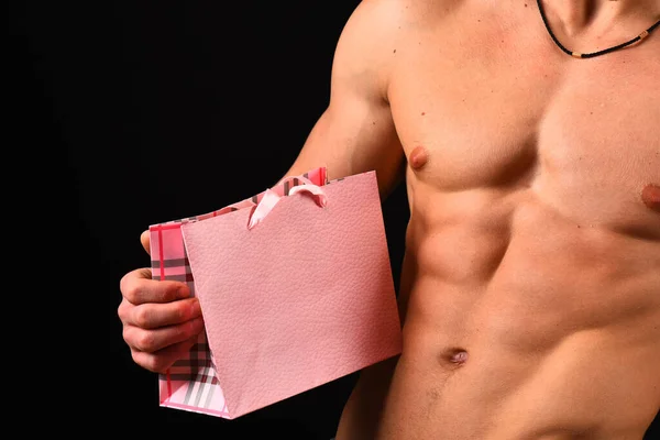 Corps des athlètes en gros plan, tenant sac à provisions texturé rose — Photo