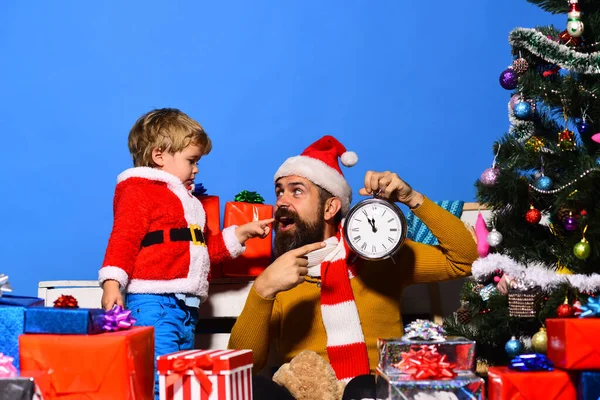 男の子と髭を生やした男と興奮した顔はクリスマスを祝う. — ストック写真