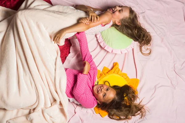 童年和幸福的概念。穿着粉色睡衣的孩子 — 图库照片