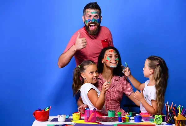 Padres e hijos pintados con gouache sobre fondo azul —  Fotos de Stock