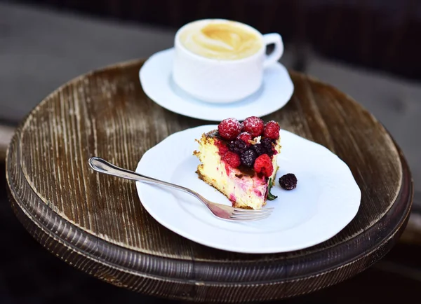 Delicious dessert on brown textured background. Patisserie concept. — Stock Photo, Image