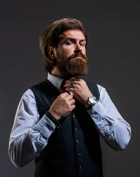 Arreglando pajarita. elegante hombre de éxito en traje posando. El hombre de negocios usa traje. estilo de vida oficial de oficina. hombre barbudo serio. apuesto hombre exitoso en traje caro. Él en camisa con reloj de mano — Foto de Stock