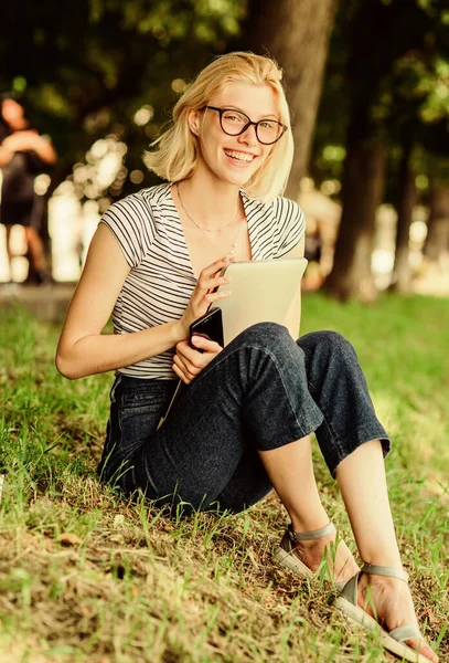 Простое счастье. Ближе к природе. Природа вдохновляющая среда. Девушка беззаботный студент ноутбук расслабляющий на открытом воздухе сидеть зеленая трава. Объединились с природой. Летняя концепция. Отдохните и расслабьтесь — стоковое фото
