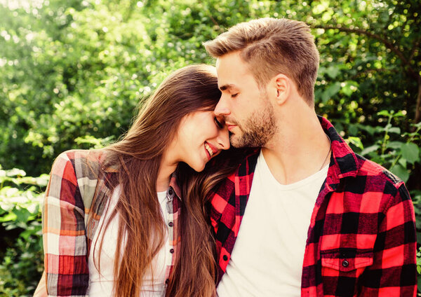 Счастливы вместе. Пара влюблённых. Наслаждаемся друг другом. Обниматься с дорогушей. Мужчина-хипстер и красивая влюбленная женщина. Летние каникулы. Влюбиться. Чистые чувства. Романтическая концепция свидания. Красивые люди