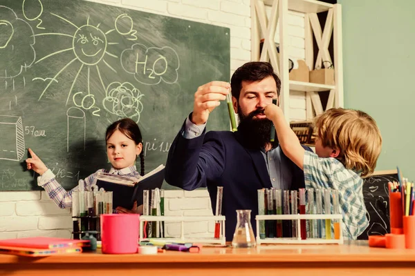 Schulklubs interaktive Bildung. Vereine für Vorschulkinder. After-School-Clubs sind eine großartige Möglichkeit, Kinder in verschiedenen Bereichen zu entwickeln. Chemie-Experiment. Lehrer und Schüler testen Reagenzgläser im Klassenzimmer — Stockfoto