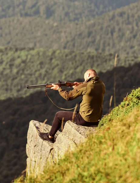 Keine Chance. Feuerbereiter Mann. Jagdhobby. Militärstil. Männchen in Tarnung. Soldat auf dem Feld. Vieleck. Armeekräfte. Scharfschützen erreichen Zielberg. muskulöser Mann mit Waffe. Ziel und Erfolg — Stockfoto