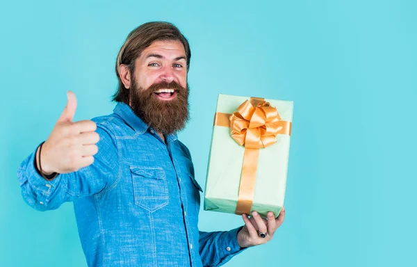 Disfrutar de compras en línea. comúnmente utilizado para el cumpleaños. comprar regalos de aniversario. caja abierta masculina sorprendida con algo emocionante en el interior. hombre maduro buscando casual en sorpresa con presente caja de regalo — Foto de Stock