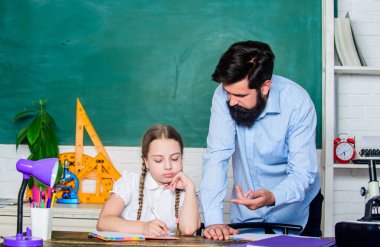 Katı bir pedagog. Pedagog yetenekleri. Hometask evraklarını hazırlıyorum. Yorgun çocuk motivasyonsuz çalışmayı öğreniyor. Özel ders. Babamla evde eğitim. Öğretmen ve liseli kız. Sakallı pedagog