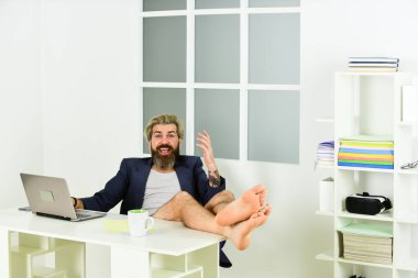 Akşama kadar çalış ya da daha fazla oyala. Evden iş yapan bir adam. Zamanını ayarlamakta zorlanıyorum. Düzenli iş saatleri. Evden işe gitmenin gerçekte nasıl bir şey olduğuna dair yanlış kavramlar