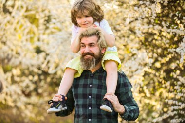 Dünya günü. Doğada yaşayan küçük bir çocuk ve baba. Hippi ve küçük oğlu. Mutluluk kavramı. Bahar yürüyüşü. Ekoloji ve çevre. Basit mutluluk. Mutlu bir aile. Babalık mutluluğu. Babalar Günü