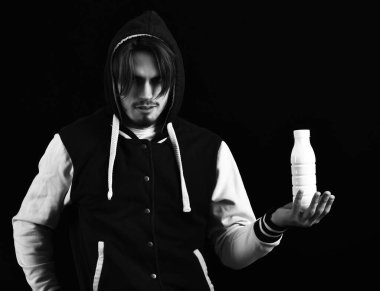 Beyzbol ceketli sakallı adam.