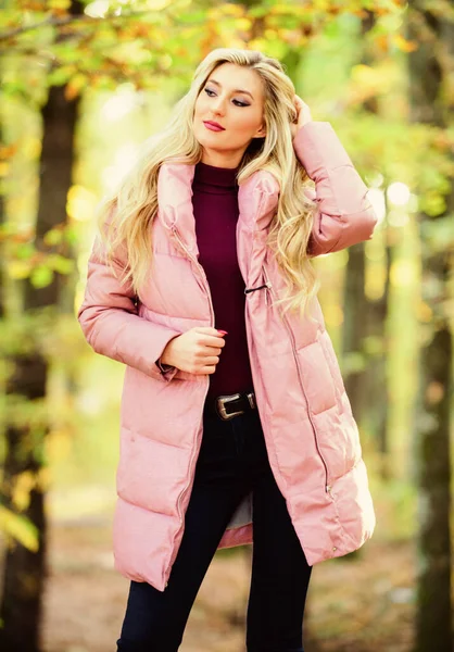 Куртки должны быть у всех. Девушка модная блондинка гуляет в парке. Лучшие пиджаки, которые можно купить. Как зажигать тушёную куртку как звезда. Осенняя мода. Одежда доказывает, фугу пальто может выглядеть стильно — стоковое фото