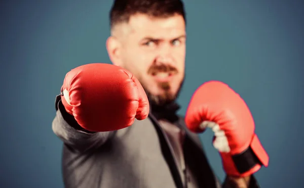 Hombre poderoso boxeador listo para la batalla corporativa. hombre de negocios con traje formal y pajarita. Negocios y éxito deportivo. hombre barbudo con guantes de boxeo perforando. Knockout y energía. Pelea. Gran progreso —  Fotos de Stock