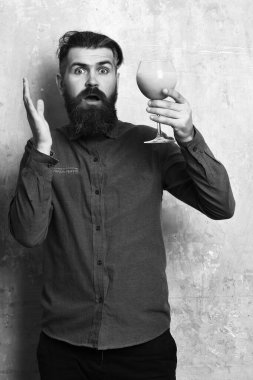 Vahşi hippi elinde tropik alkolik taze kokteyl tutuyor.