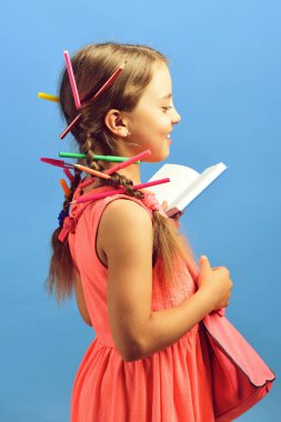 Okul konseptine geri dönelim. Gülen yüzlü liseli kız