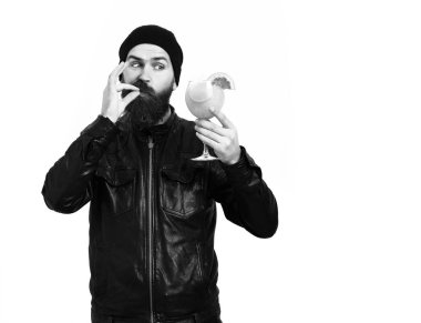 Kafkasyalı vahşi hippi elinde alkollü içecek ya da taze kokteyl tutuyor.