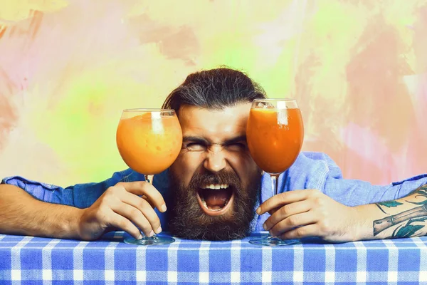 Brutal hipster caucásico con bigote entre cócteles frescos alcohólicos tropicales —  Fotos de Stock