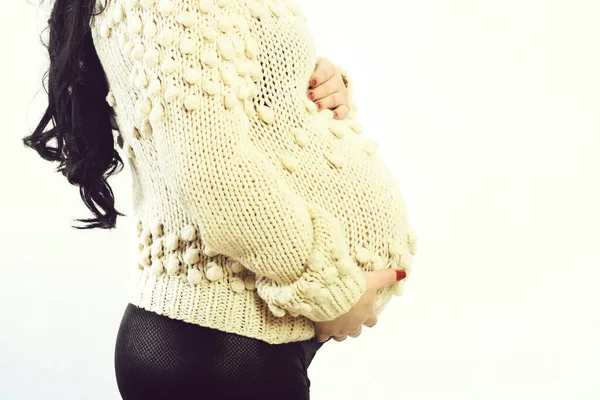Terhes nő női kezei simogatják a hasát — Stock Fotó