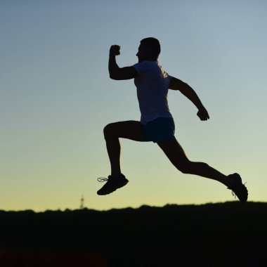 Spor ve eğitim konsepti. Sporcu akşam koşuyor..
